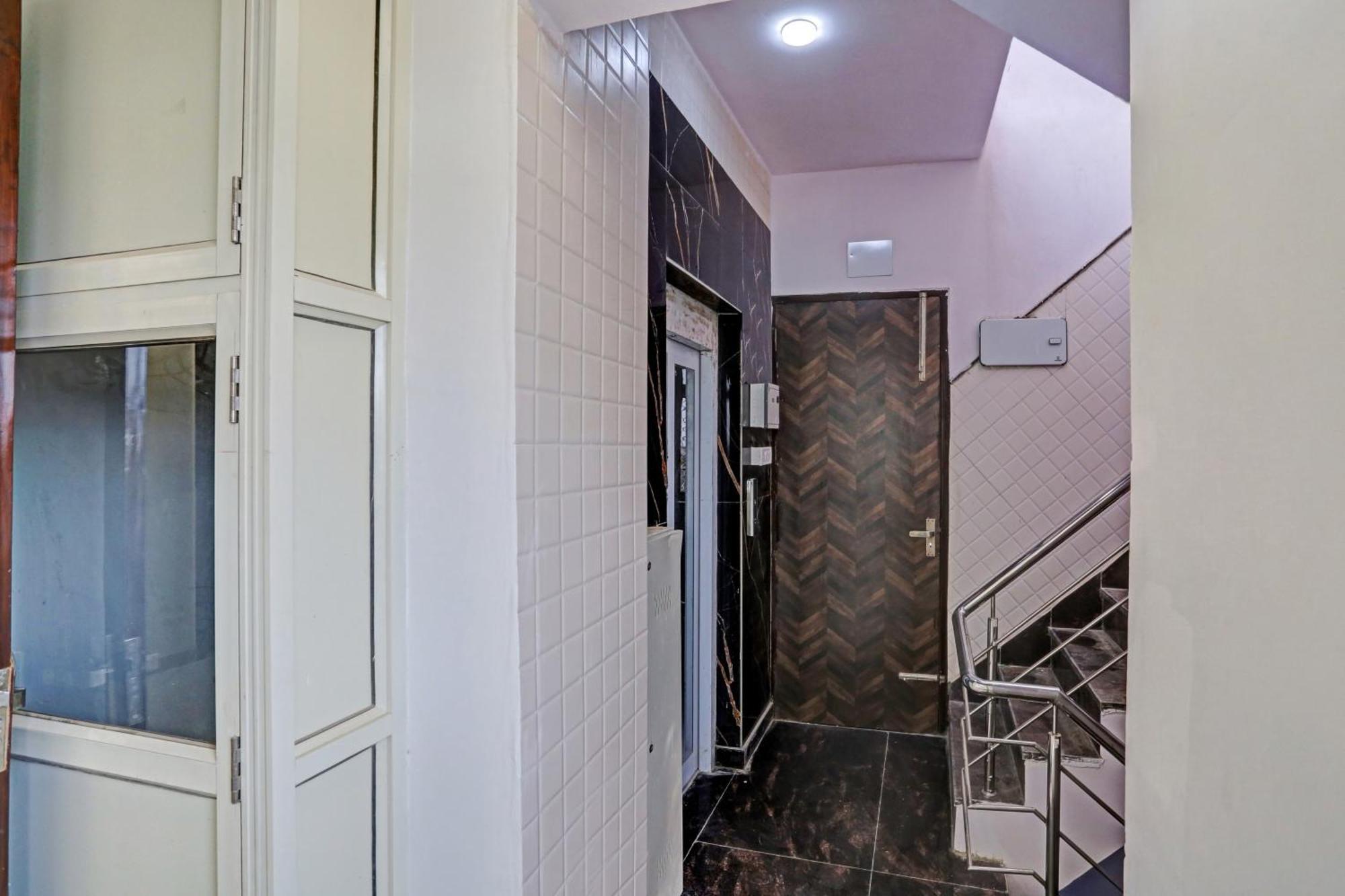 Townhouse Vip Grand Hotel Delhi  Exterior photo